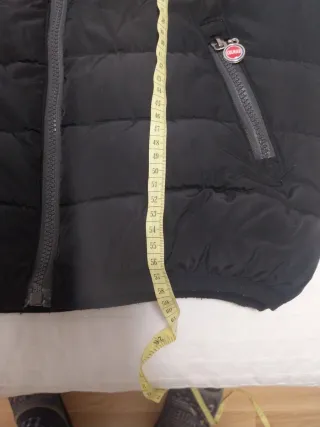 Abrigo de invierno negro con capucha marca colmar.