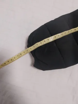 Abrigo de invierno negro con capucha marca colmar.