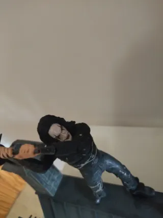 Figura The Crow diorama lucha tejado