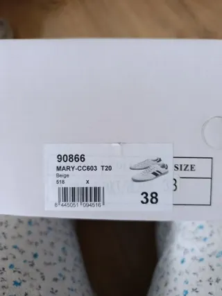 Zapatillas deportivas beige y negras talla 39