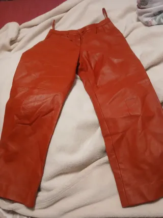 Pantalón Piel Rojo Talla 38 hago envios