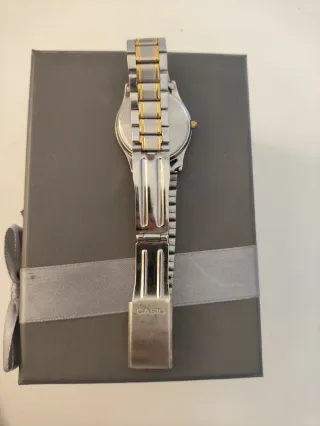 Reloj Casio Mujer Dorado y Plateado