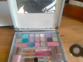 Maletín de maquillaje plateado y beige