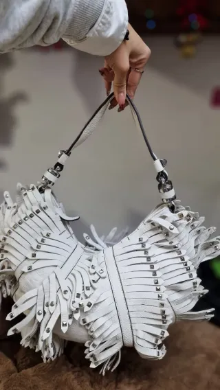 Bolso blanco con flecos y tachuelas