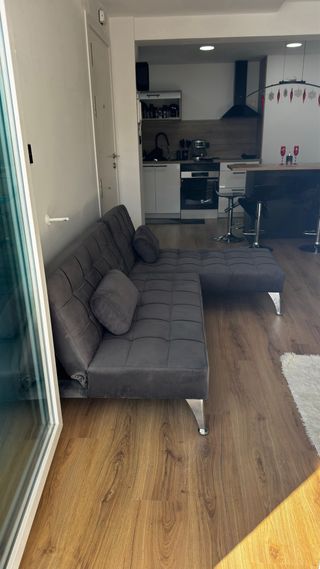 Divano chaise longue grigio in velluto