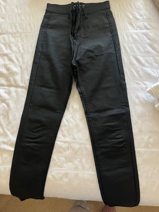 Pantalón polipiel Stradivarius