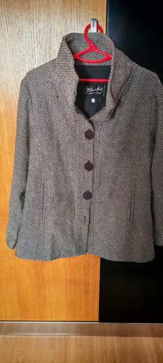 Chaqueta señora de espiga y con cuello chimenea.