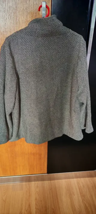 Chaqueta señora de espiga y con cuello chimenea.