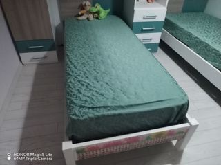 Scrivania e sedia cameretta bambini in ottime cond