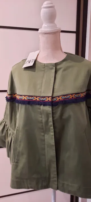 Chaqueta Zara verde militar con bordado
