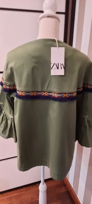 Chaqueta Zara verde militar con bordado