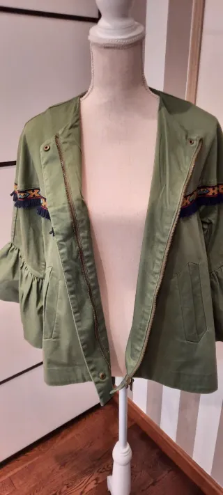 Chaqueta Zara verde militar con bordado