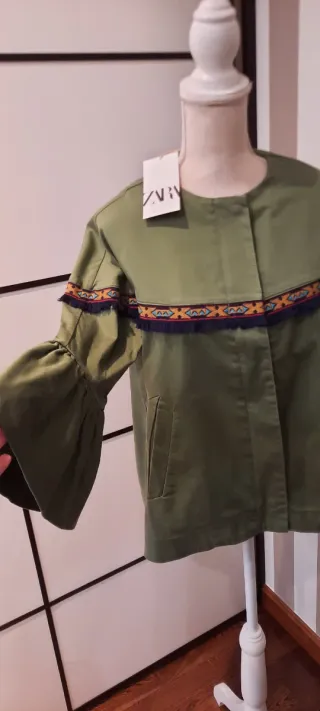 Chaqueta Zara verde militar con bordado