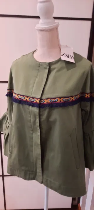 Chaqueta Zara verde militar con bordado