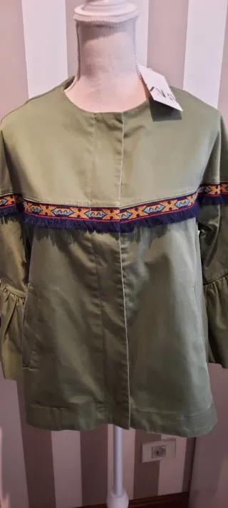 Chaqueta Zara verde militar con bordado