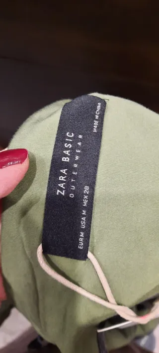 Chaqueta Zara verde militar con bordado