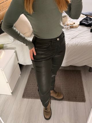 Pantalón cuero mujer Zara negro