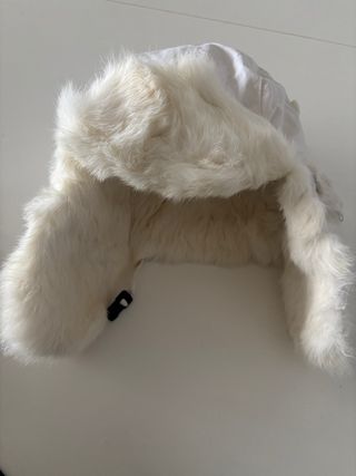 Gorro blanco con orejeras de pelo