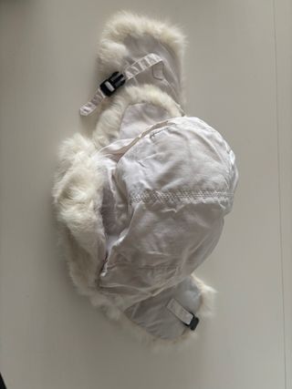 Gorro blanco con orejeras de pelo