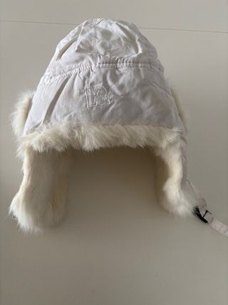 Gorro blanco con orejeras de pelo