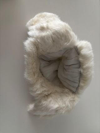 Gorro blanco con orejeras de pelo