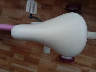 Bicicleta infantil rosa con cesta y ruedines