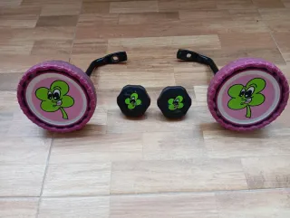 Bicicleta infantil rosa con cesta y ruedines