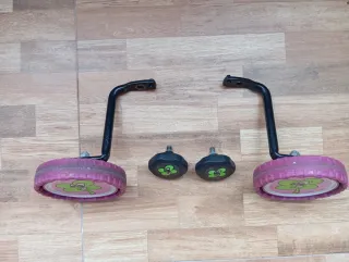 Bicicleta infantil rosa con cesta y ruedines