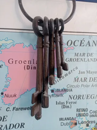 Set di chiavi antiche in metallo