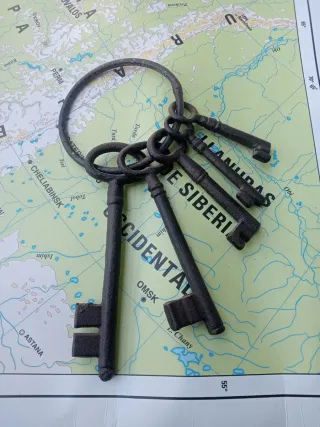 Set di chiavi antiche in metallo