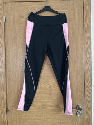 Pantalones pitillo negros y rosas