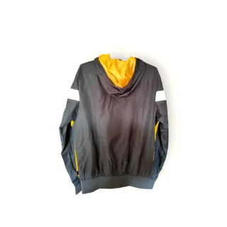 Chaqueta cortavientos negra y amarilla