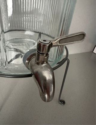 Distributore d'acqua in vetro con supporto