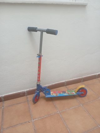 Patinete infantil azul y rojo