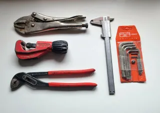 Herramientas fontanería: alicates pico loro, corta