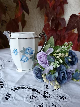 Lattiera in porcellana con decoro floreale