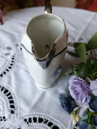 Lattiera in porcellana con decoro floreale