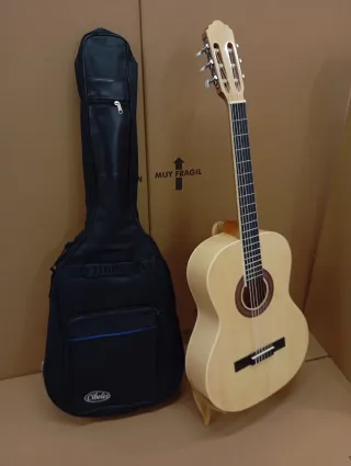 Guitarra Clásica con Funda y Golpeador