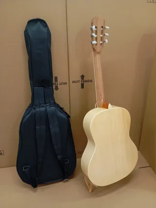 Guitarra Clásica con Funda y Golpeador