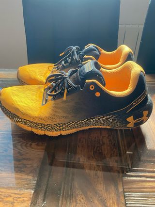 Zapatillas correr Under Armour hombre negras/amari