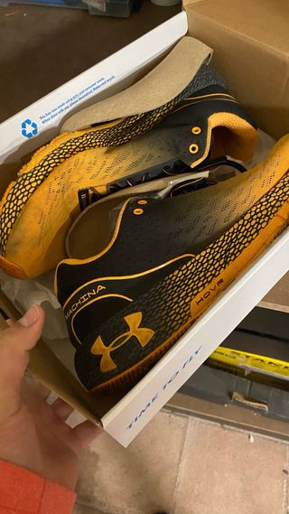 Zapatillas correr Under Armour hombre negras/amari