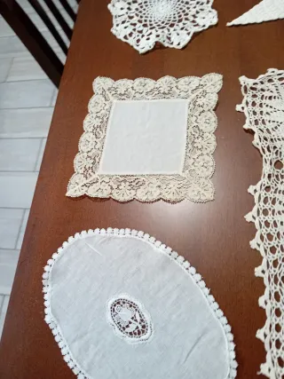 18 Centrini Ricamati a Mano