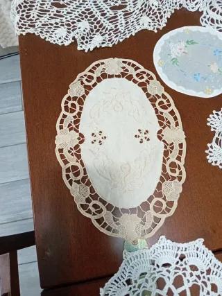 18 Centrini Ricamati a Mano