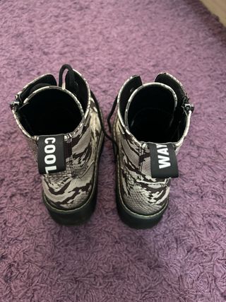 Botas estilo Dr. Martens estampado serpiente