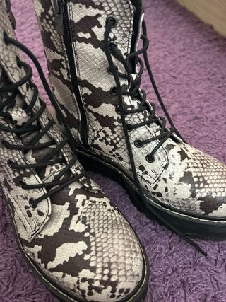 Botas estilo Dr. Martens estampado serpiente