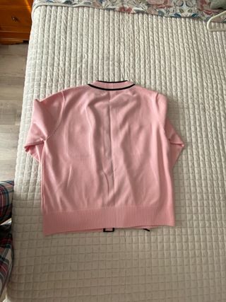 Chaqueta de punto rosa con ribete negro