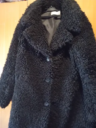 Abrigo negro de pelo sintético mujer