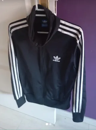Chaqueta Adidas Negra con Rayas Blancas