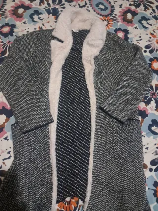 Abrigo de punto gris y azul marino