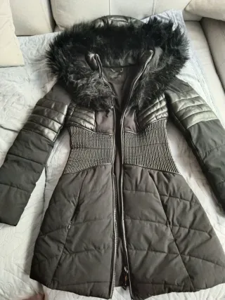 Abrigo Guess Negro con Capucha de Pelo